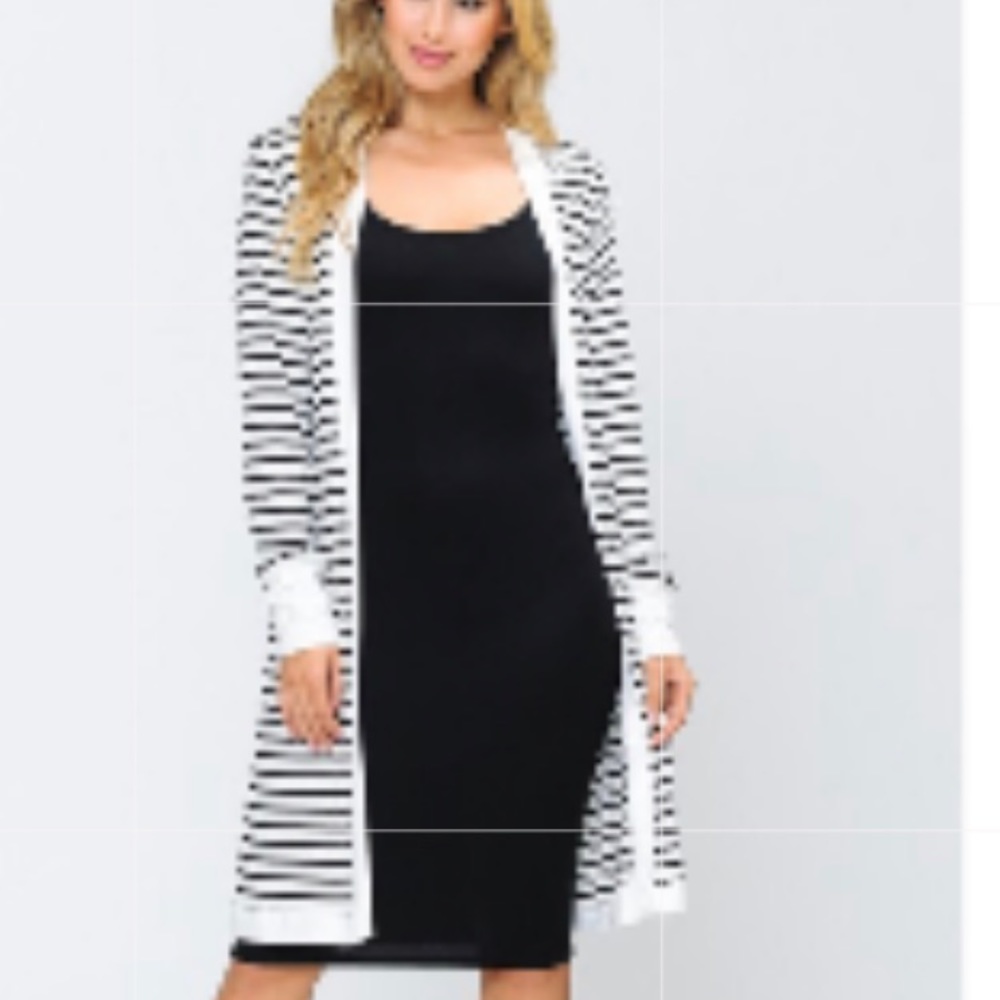 Magic Fit size M off white and black lightweight cardigan with pockets.